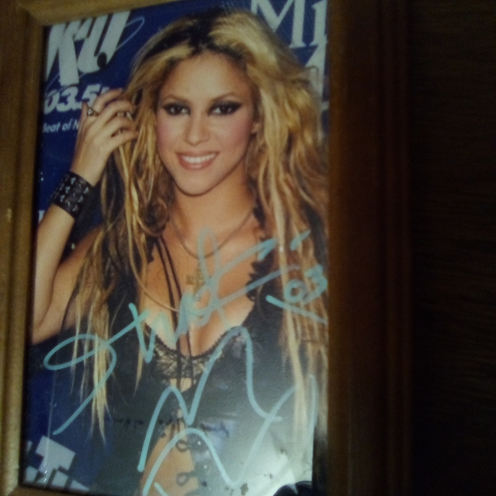 Celebrity Autography And Picture Authentic Shakira View 3